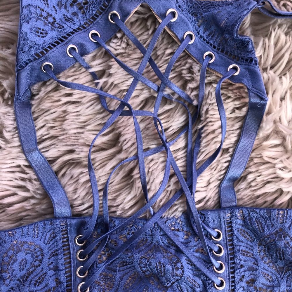 Gorgous Blue lace bra with corseting detail - Picture 7 of 9
